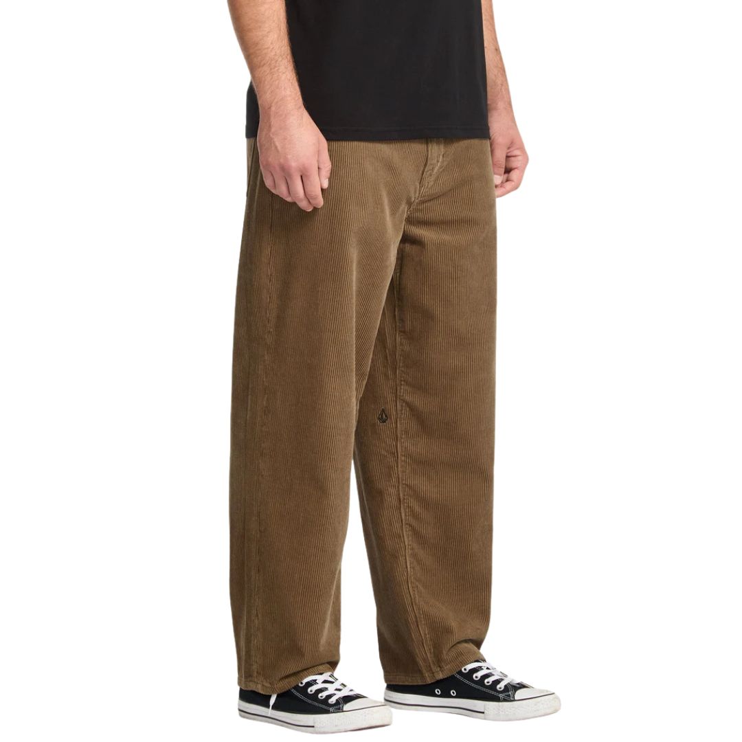 Pantalón de pana Volcom Billow Tapered Cord Pant marrón Ermine, vista de perfil con modelo.
