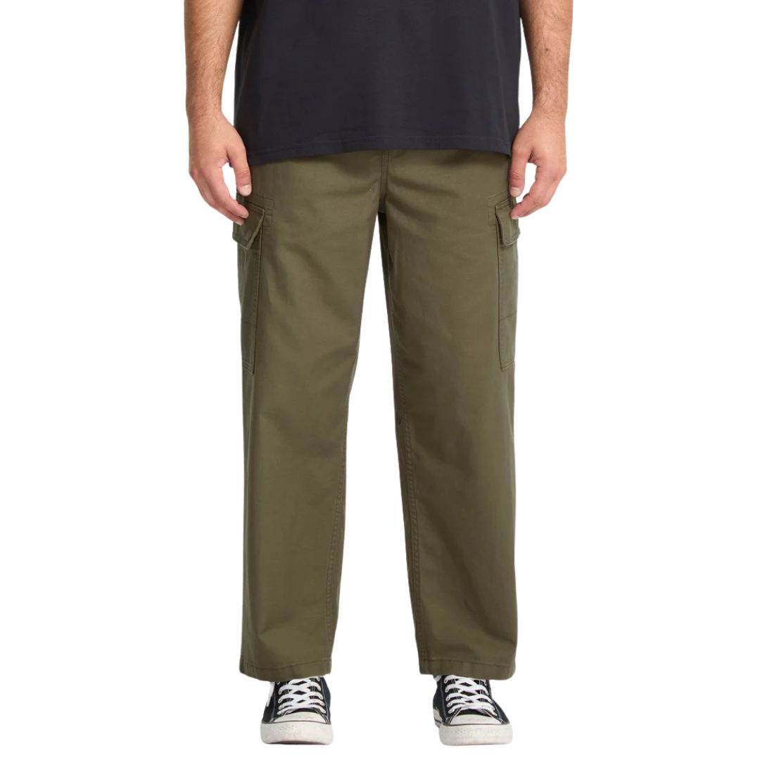 Pantalón cargo Volcom Billow Tapered EW con cintura elástica en color sage leaf, vista frontal.