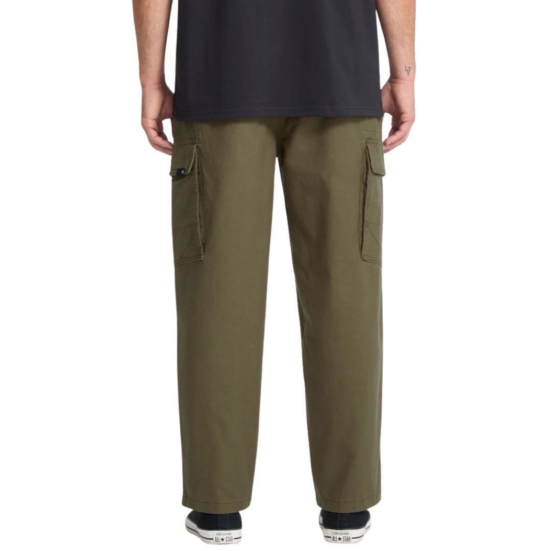 Pantalón cargo Volcom Billow Tapered EW con cintura elástica en color sage leaf, vista posterior.