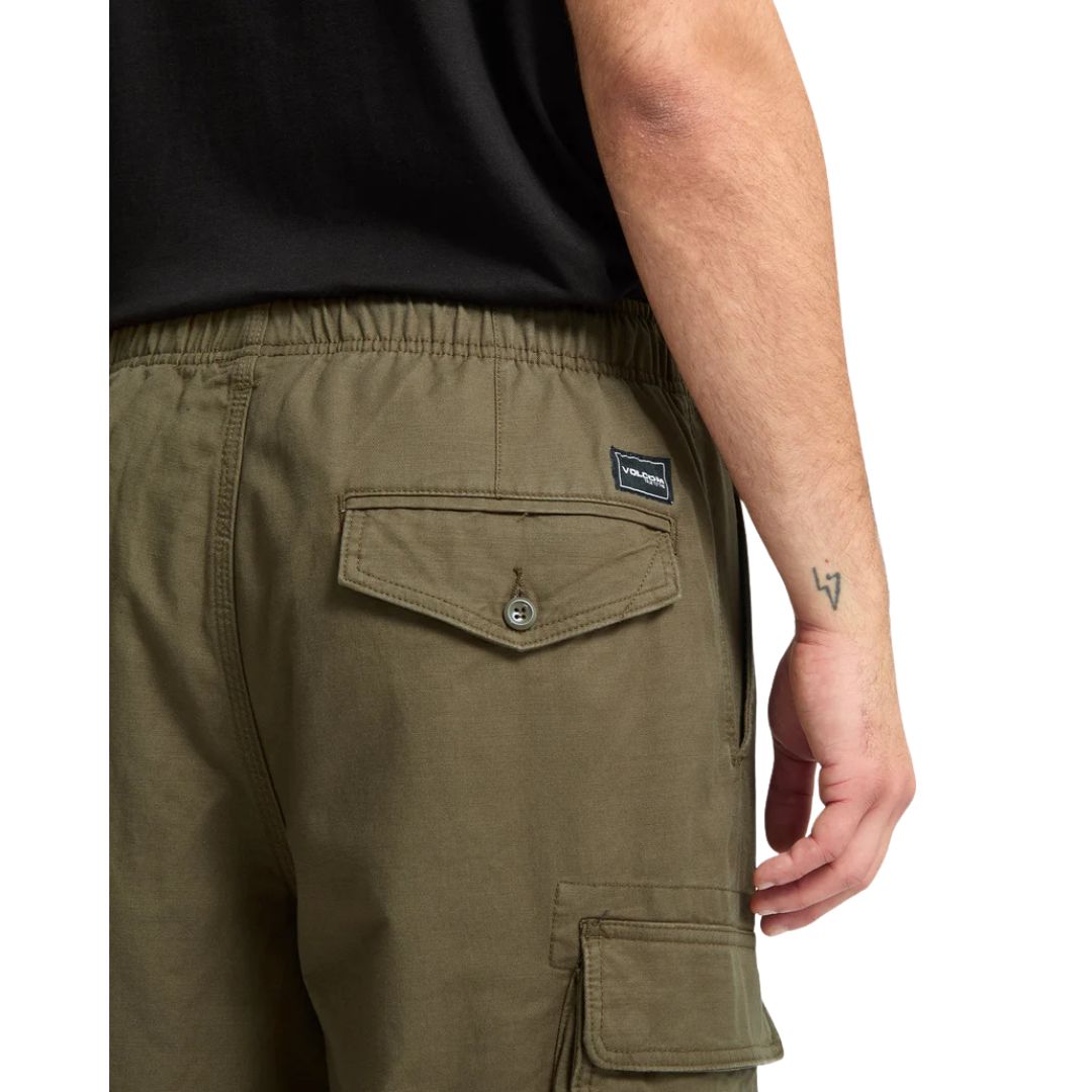 Detalle de la cintura elástica y bolsillo trasero del pantalón cargo Volcom Billow Tapered EW en color sage leaf.