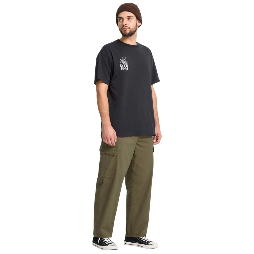 Modelo con el pantalón cargo Volcom Billow Tapered EW con cintura elástica en color sage leaf, vista frontal