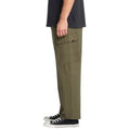 Pantalón cargo Volcom Billow Tapered EW con cintura elástica en color sage leaf, vista lateral.
