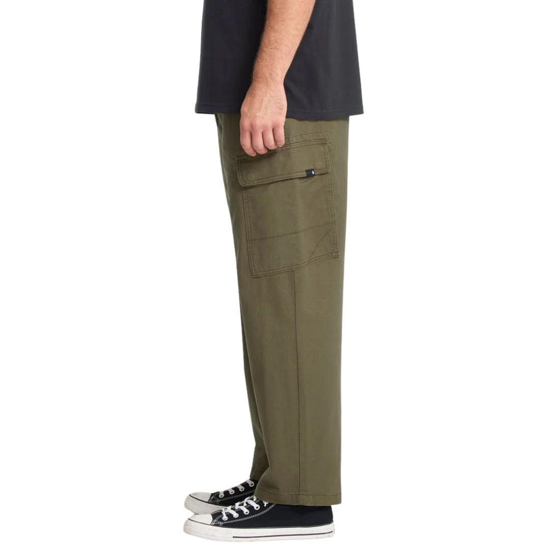 Pantalón cargo Volcom Billow Tapered EW con cintura elástica en color sage leaf, vista lateral.