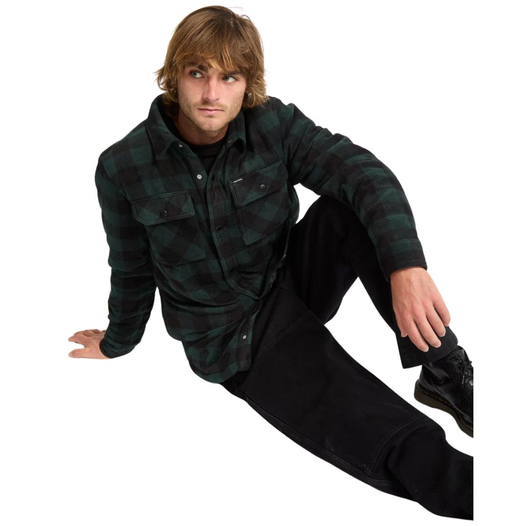 Camisa de franela Volcom Bowered Fleece LS color scarab para hombre, vista frontal en modelo sentado.