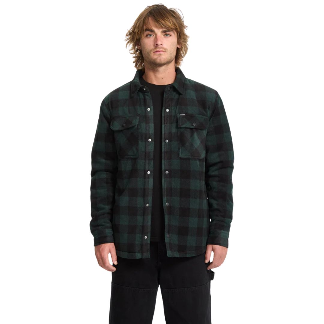 Camisa de franela Volcom Bowered Fleece LS color scarab para hombre, vista frontal en modelo.