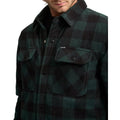 Camisa de franela Volcom Bowered Fleece LS color scarab para hombre, detalle de bolsillos y botones frontales.