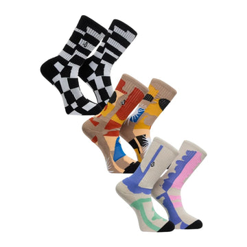 Los tres pares del pack Volcom Carrau Print Mixer Sock colocados en diagonal, con los estampados blanco y negro, terracota y pastel del artista Antonio Carrau.