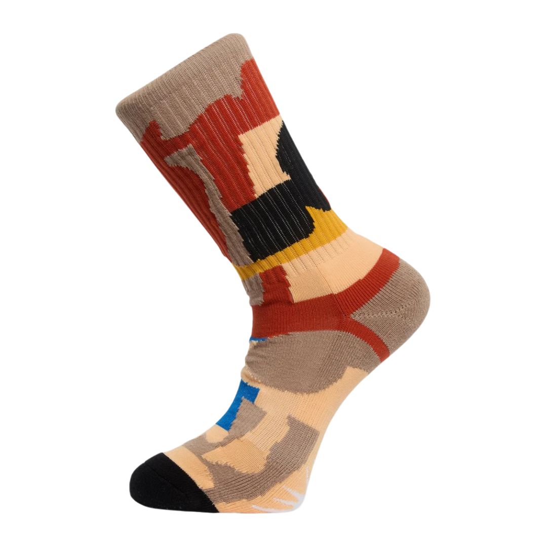 Calcetín Volcom Carrau Print Mixer Sock en estampado abstracto terracota, ocre y azul, vista de perfil.