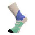 Calcetín Volcom Carrau Print Mixer Sock en estampado pastel beige y azul con detalle verde en la planta, vista de perfil desde el ángulo opuesto.