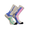 Par de calcetines Volcom Carrau Print Mixer Sock en estampado pastel beige, azul, verde y rosa, vistos uno junto al otro con diseños complementarios de Antonio Carrau.