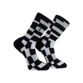 Par de calcetines Volcom Carrau Print Mixer Sock en estampado geométrico blanco y negro, vistos uno junto al otro con el patrón de bloques irregulares tipo puzle.