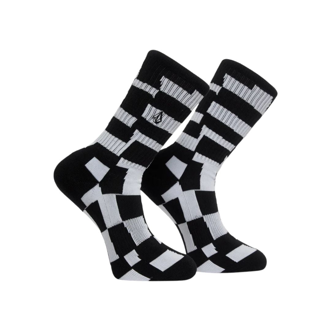 Par de calcetines Volcom Carrau Print Mixer Sock en estampado geométrico blanco y negro, vistos uno junto al otro con el patrón de bloques irregulares tipo puzle.
