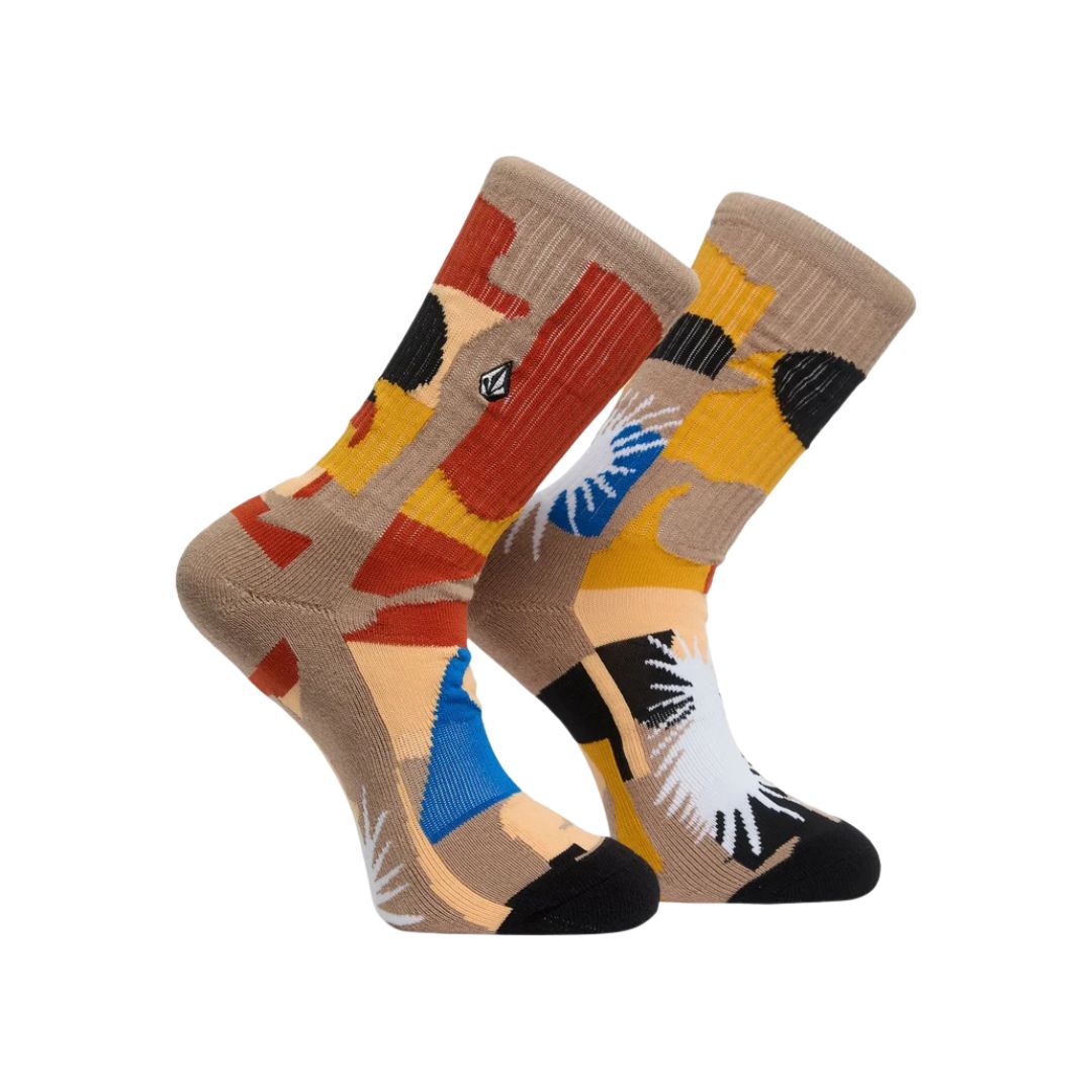 Par de calcetines Volcom Carrau Print Mixer Sock en estampado abstracto terracota, ocre y azul, vistos uno junto al otro con diseños complementarios de Antonio Carrau.