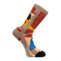 Calcetín Volcom Carrau Print Mixer Sock en estampado abstracto terracota, ocre y azul, vista de perfil mostrando el logo de la piedra Volcom bordado en la caña.