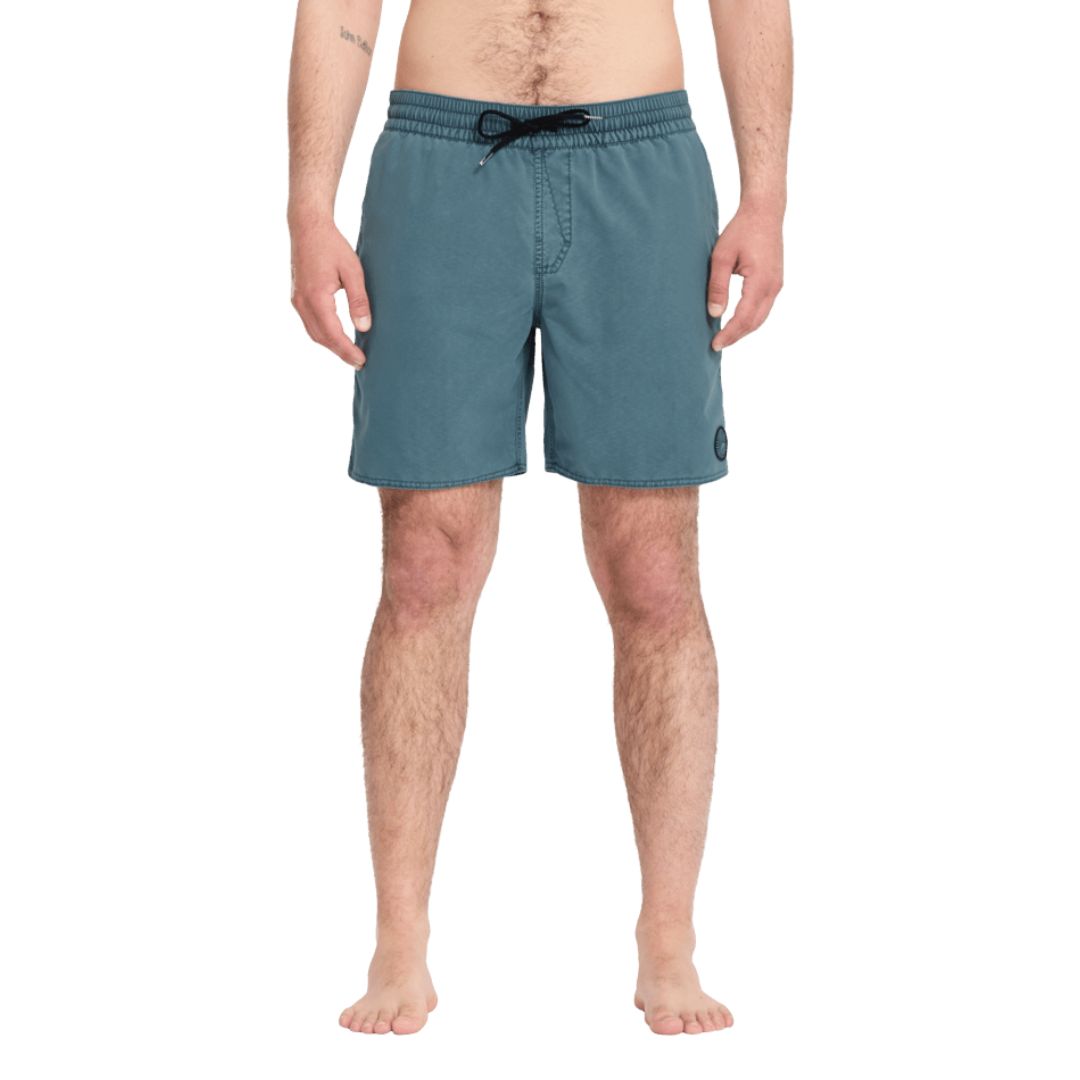 Volcom Center Trunk 17 Tradewinds vista frontal completa bañador hombre 17 pulgadas verde azulado.