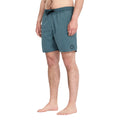 Volcom Center Trunk 17 Tradewinds vista lateral bañador hombre corto verde azulado.