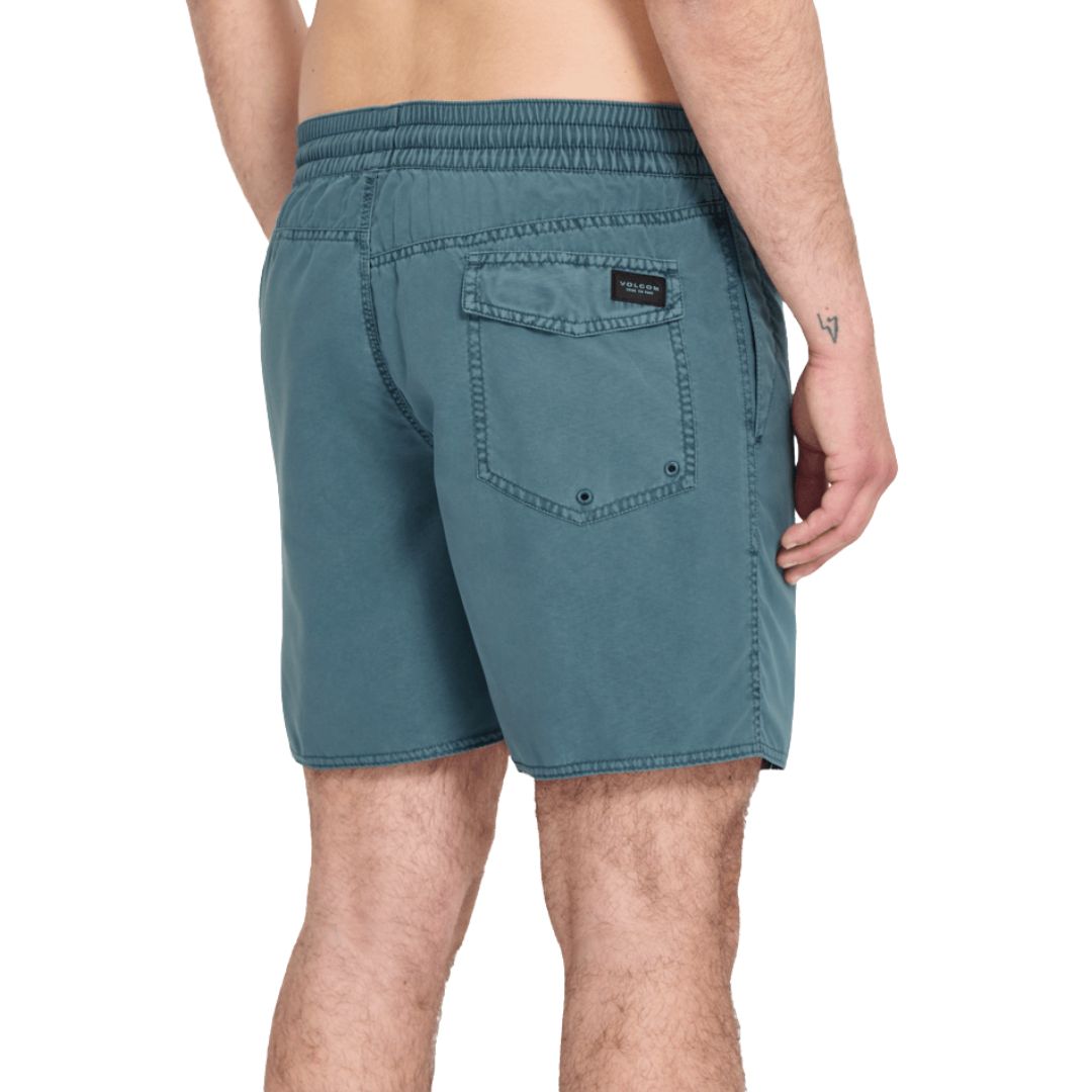 Volcom Center Trunk 17 Tradewinds detalle bolsillo trasero con solapa bañador hombre verde azulado.