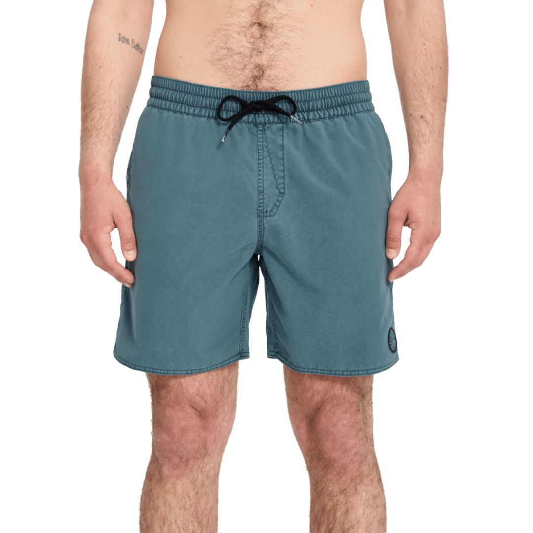 Volcom Center Trunk 17 Tradewinds vista frontal bañador hombre corto 17 pulgadas verde azulado.