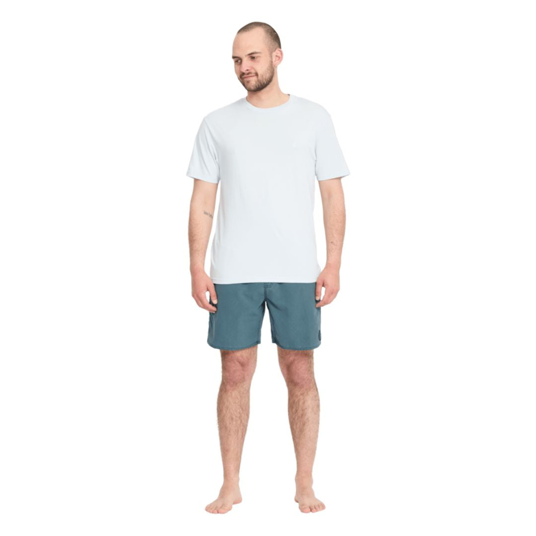 Volcom Center Trunk 17 Tradewinds look completo con modelo bañador hombre verde azulado verano.