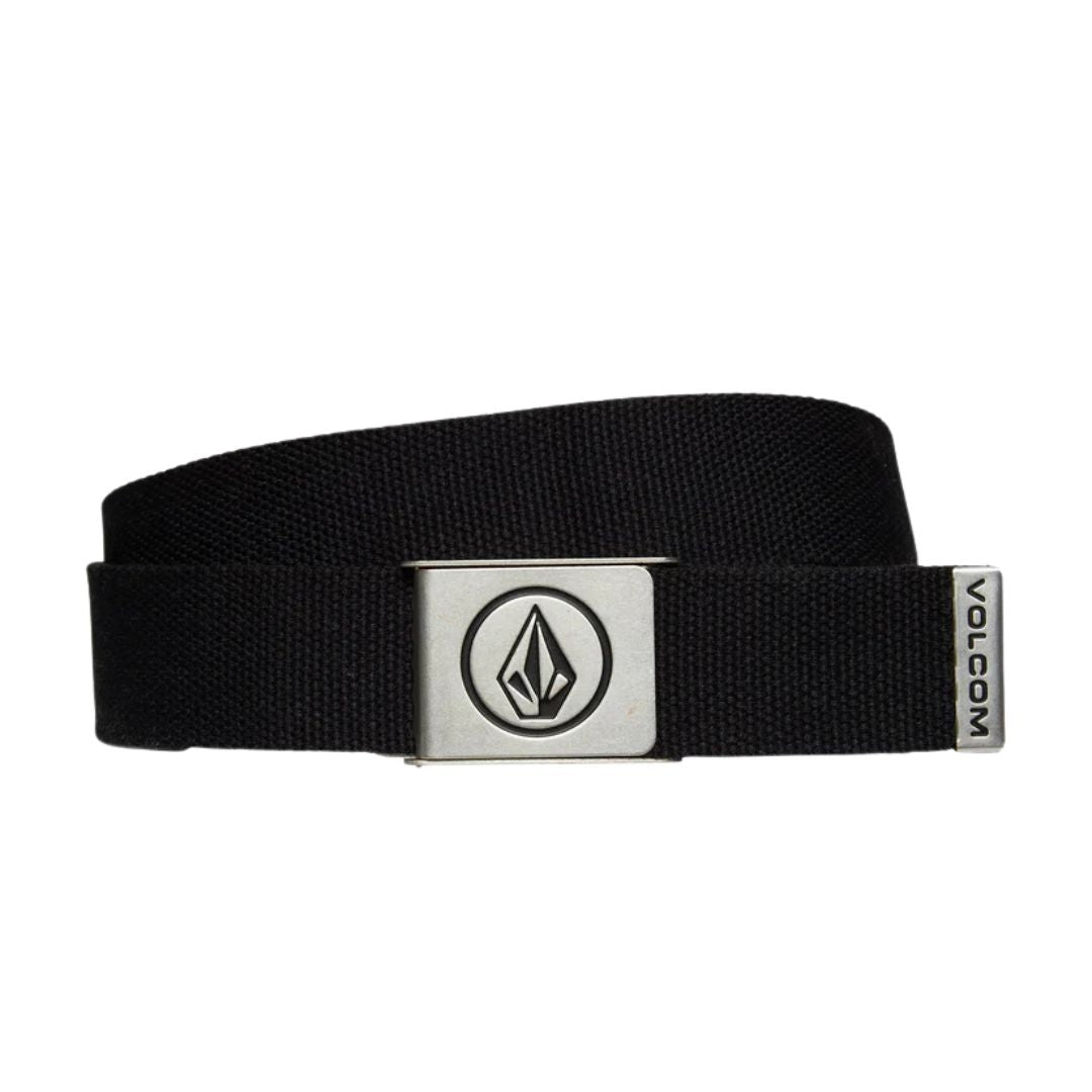 Cinturón Volcom Circle Web Belt en color negro, enrollado sobre fondo blanco mostrando la hebilla metálica con el logo Stone y la etiqueta Volcom en el extremo.