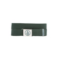 Cinturón Volcom Circle Web Belt color verde Scarab enrollado con hebilla metálica y logo Volcom.