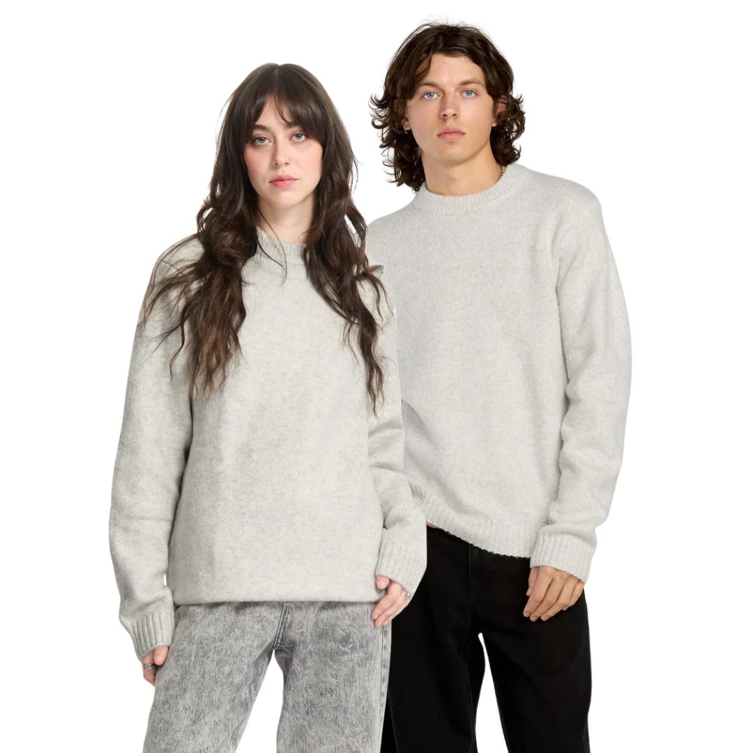 Volcom Edmonder II Sweater en color blanco sucio, vista frontal en modelo masculino y femenino.