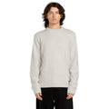 Volcom Edmonder II Sweater en color blanco sucio, vista frontal en modelo masculino.