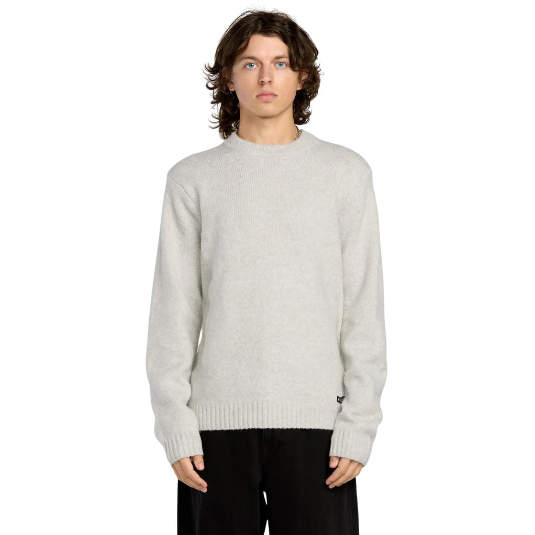 Volcom Edmonder II Sweater en color blanco sucio, vista frontal en modelo masculino.