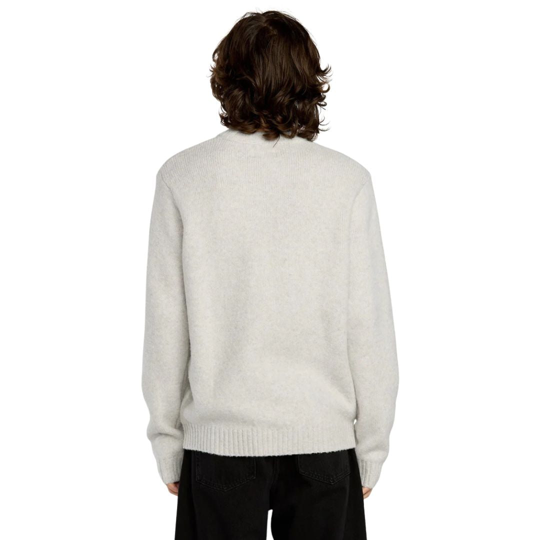 Volcom Edmonder II Sweater en color blanco sucio, vista posterior en modelo masculino.