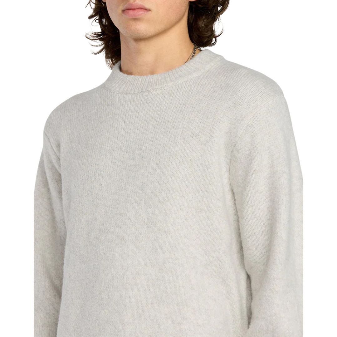 Volcom Edmonder II Sweater en color blanco sucio, detalle del cuello y pecho.
