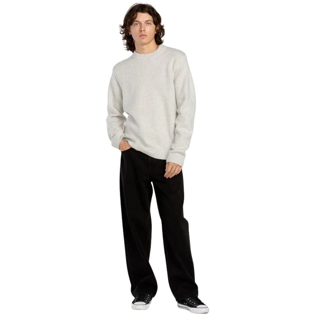 Volcom Edmonder II Sweater en color blanco sucio, vista frontal en modelo masculino con vaqueros negros.