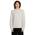 Hombre con jersey Volcom Edmonder II en color blanco roto, vista frontal de medio cuerpo, mostrando el cuello redondo y la textura jaspeada del punto grueso.