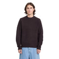 Hombre con jersey Volcom Edmonder II en color pasa, vista frontal de medio cuerpo, mostrando el cuello redondo y el acabado jaspeado del punto grueso.