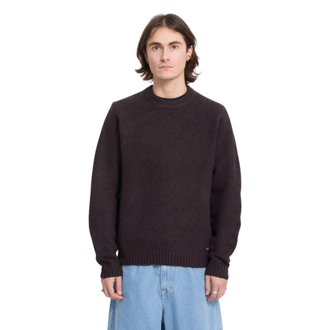 Hombre con jersey Volcom Edmonder II en color pasa, vista frontal de medio cuerpo, mostrando el cuello redondo y el acabado jaspeado del punto grueso.