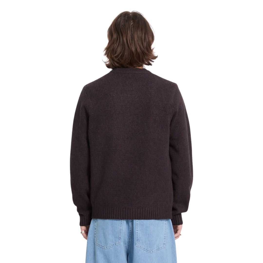 Vista trasera de hombre con jersey Volcom Edmonder II en color pasa, mostrando el ajuste en la espalda y las mangas largas del tejido de punto grueso y jaspeado.