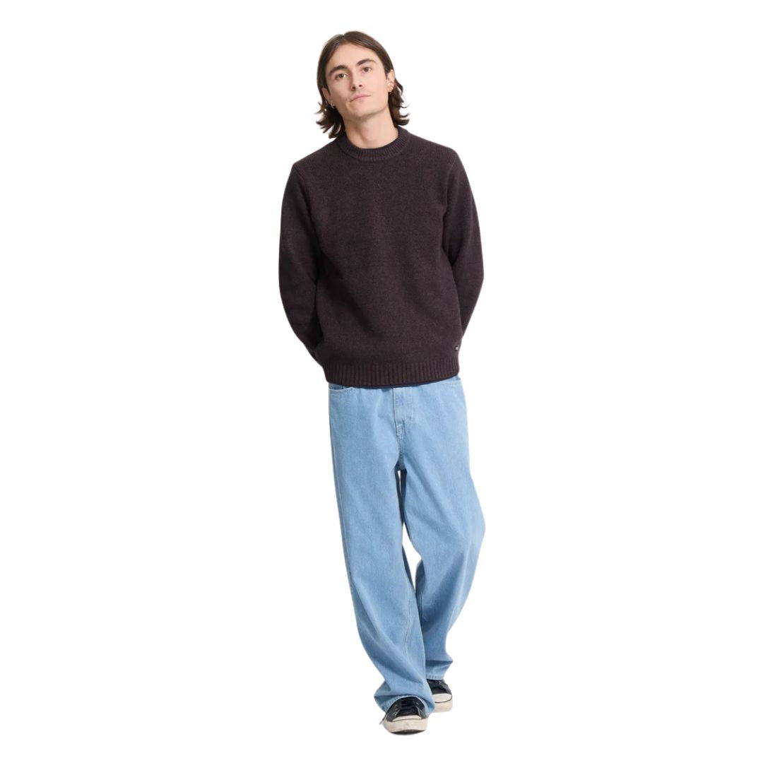 Hombre con jersey Volcom Edmonder II en color pasa de cuerpo entero, combinado con pantalón vaquero claro, mostrando el corte normal y el largo de la prenda.