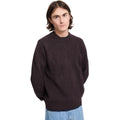 Hombre con jersey Volcom Edmonder II en color pasa, vista frontal desde el pecho, con el cuello redondo, la camiseta oscura asomando y la textura jaspeada del punto bien visible.