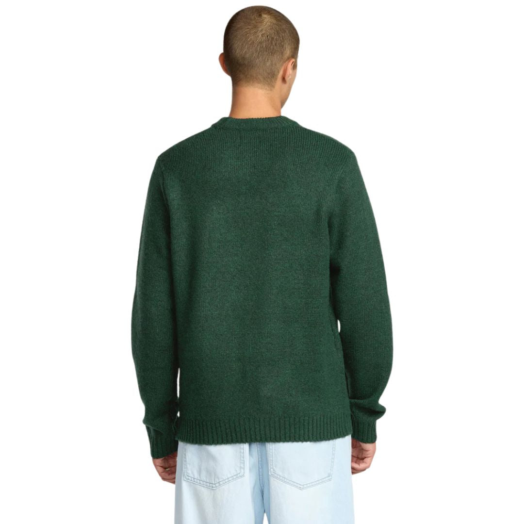 Jersey Volcom Edmonder II color verde scarab para hombre, vista posterior en modelo masculino.