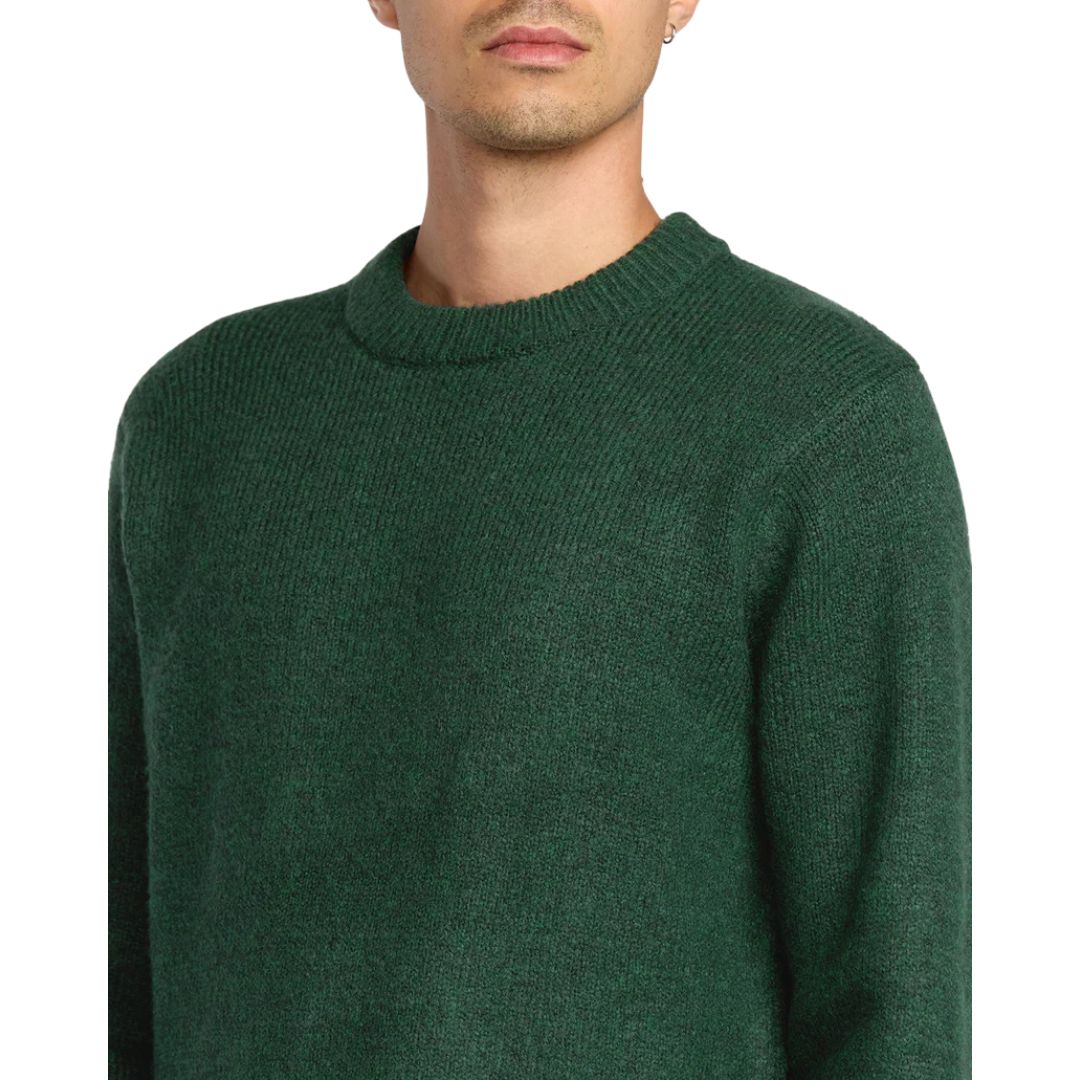 Jersey Volcom Edmonder II color verde scarab para hombre, detalle del cuello redondo y pecho.