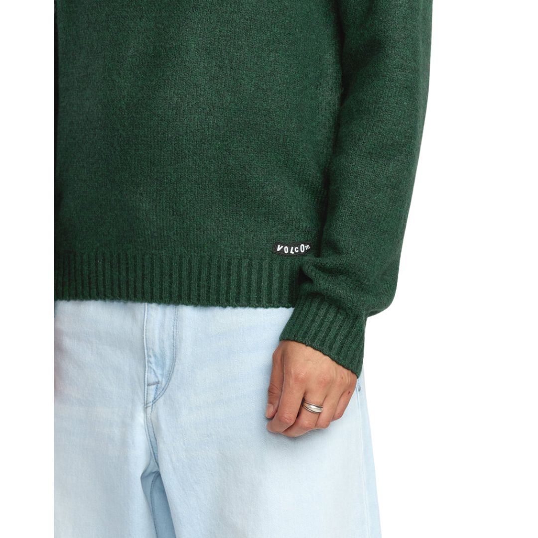 Jersey Volcom Edmonder II color verde scarab para hombre, detalle de cintura y puños acanalados y etiqueta cosida.