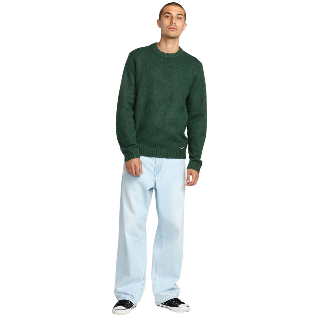 Jersey Volcom Edmonder II color verde scarab para hombre, vista frontal completa en modelo masculino.