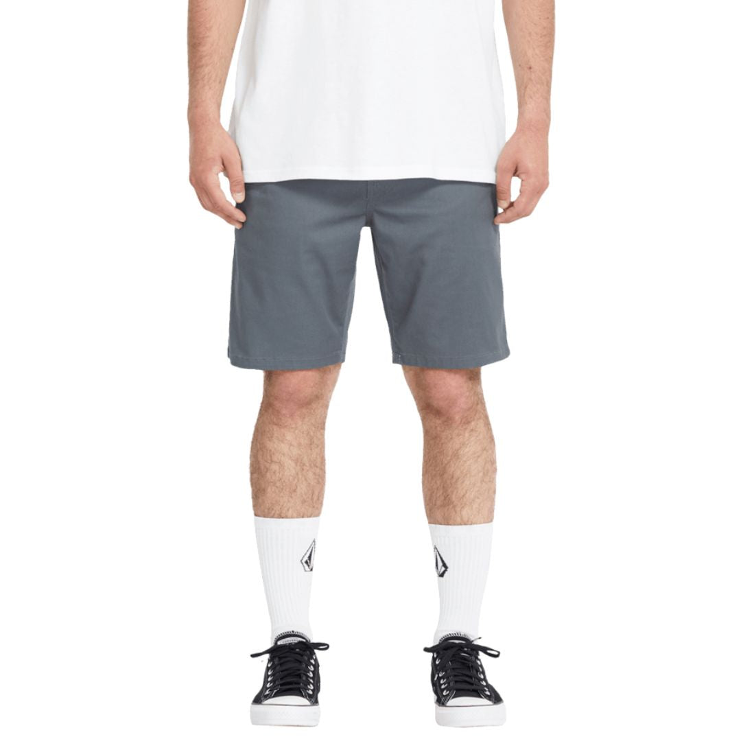 Pantalón corto Volcom Frickin Modern Stretch 19 pulgadas color Dark Slate vista frontal con modelo.