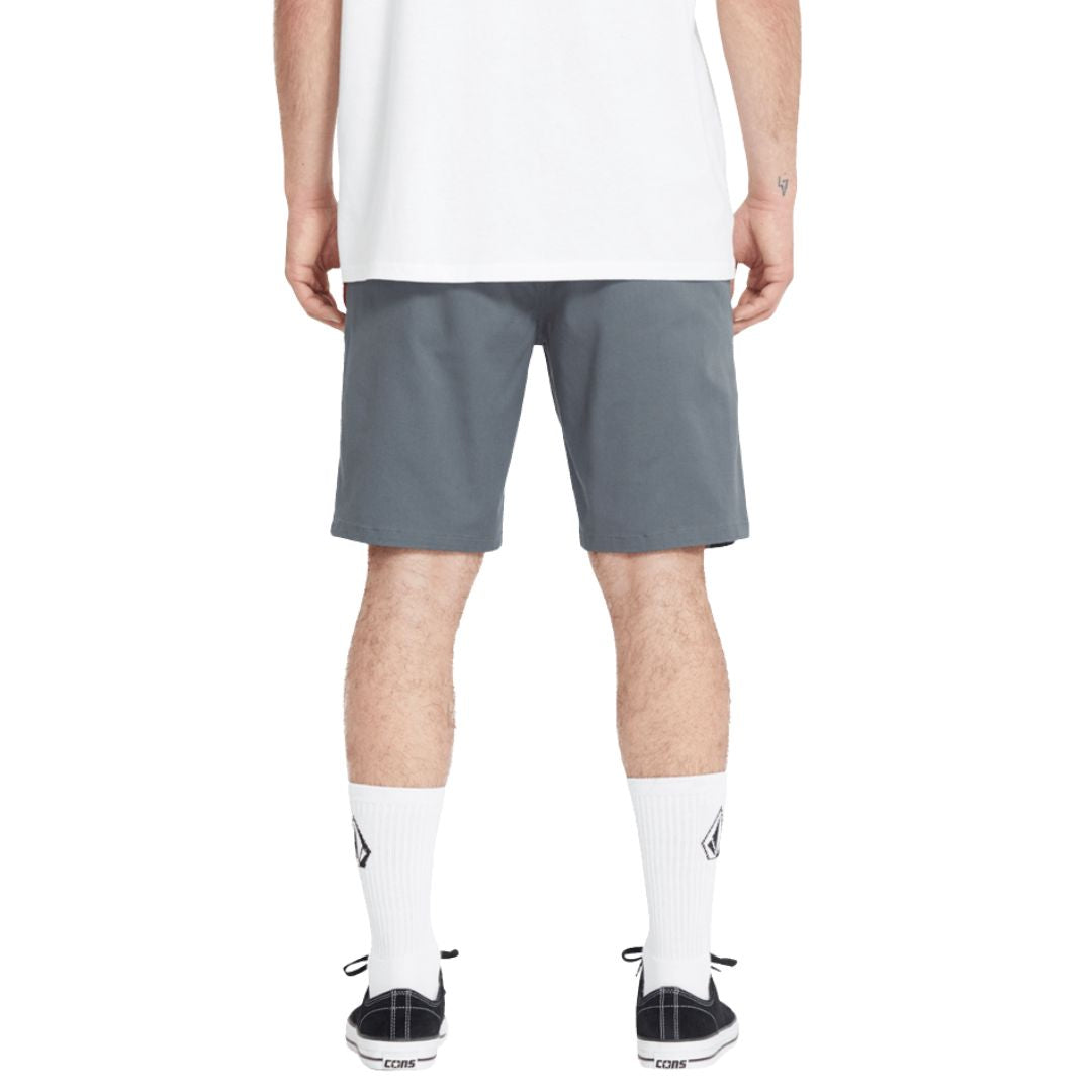 Pantalón corto Volcom Frickin Modern Stretch 19 pulgadas color Dark Slate vista trasera con modelo.