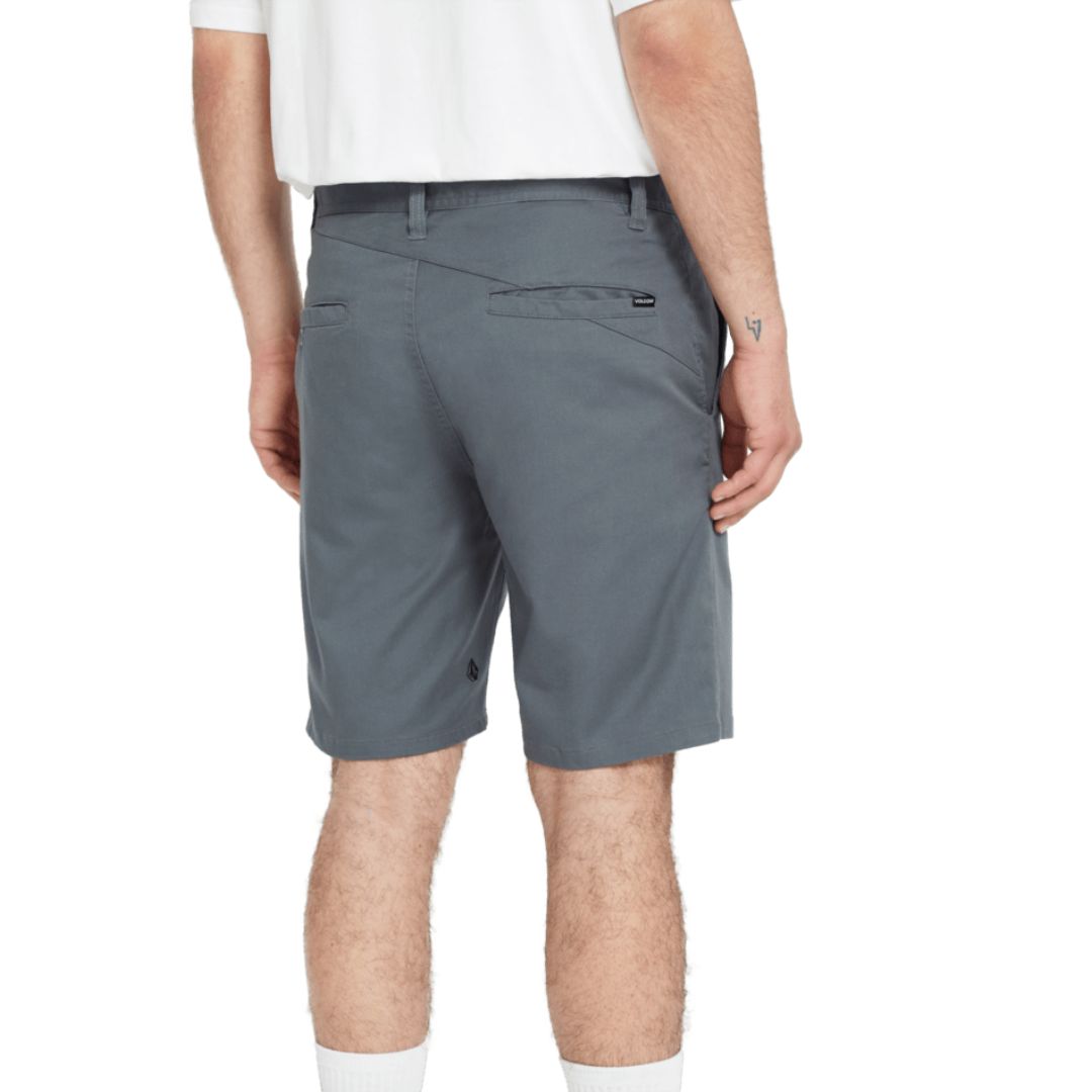 Detalle trasero pantalón corto Volcom Frickin Modern Stretch 19 pulgadas color Dark Slate con bolsillo y logo.