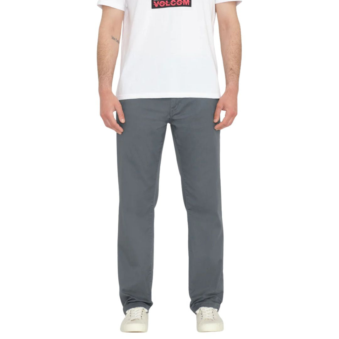 Pantalón chino Volcom Frickin Modern Stretch color dark slate vista frontal.