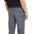 Detalle del bolsillo trasero asimétrico en pantalón Volcom Frickin Modern Stretch gris pizarra.