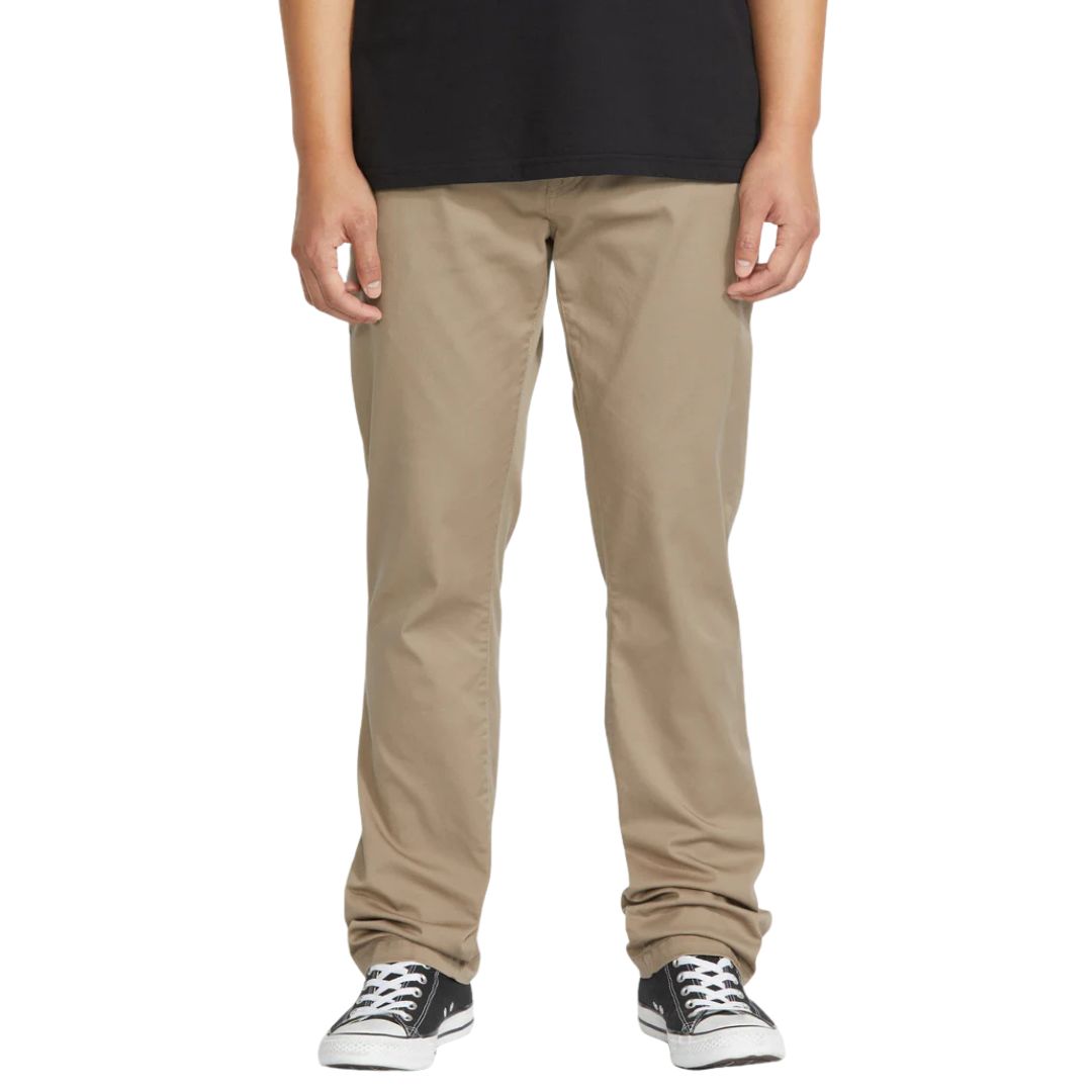 Pantalón Volcom Frickin Modern Stretch caqui con corte moderno y pierna recta.