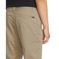 Detalle del bolsillo trasero asimétrico en pantalón Volcom Frickin Modern Stretch caqui.
