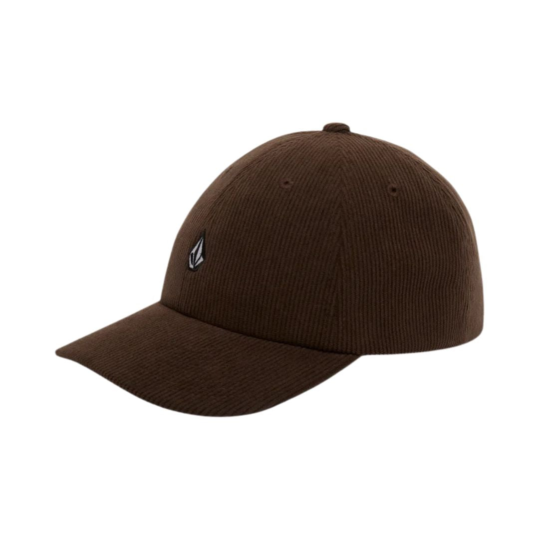 Gorra Volcom Full Stone Adj Corduroy Cap en color cacao fotografiada en plano de producto, vista lateral con el logo Stone bordado en la parte frontal.