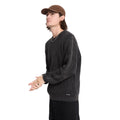 Hombre con gorra Volcom Full Stone Adj Corduroy Cap en color cacao, vista de perfil mostrando la textura de pana y el ajuste sobre un jersey de punto oscuro.